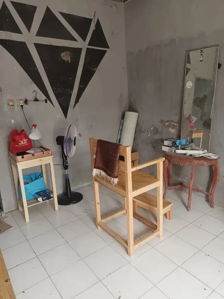 Di sewakan per tahun kontrakan dan lahan parkir  serta usaha pangkas
