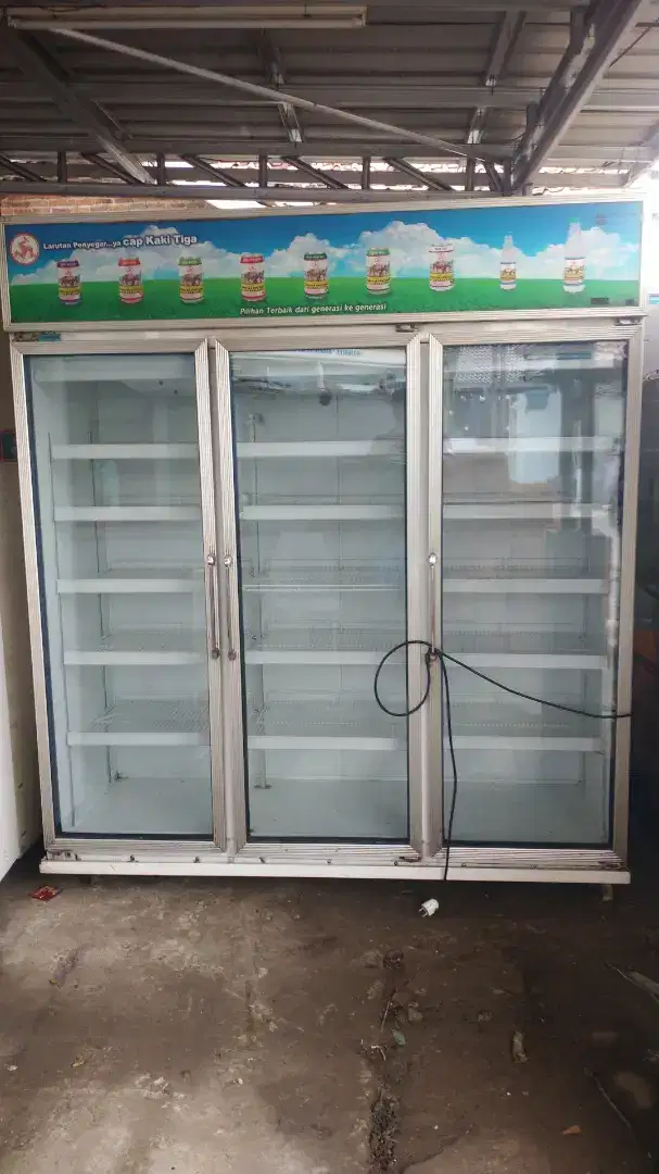 Di jual showcase 3 pintu