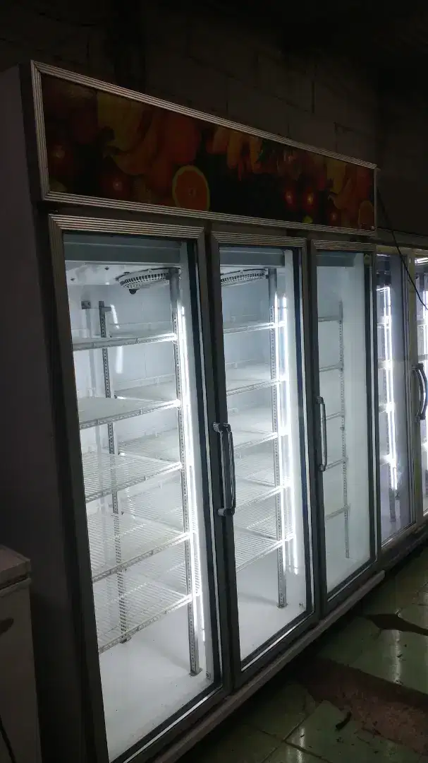 Di jual showcase 3 pintu
