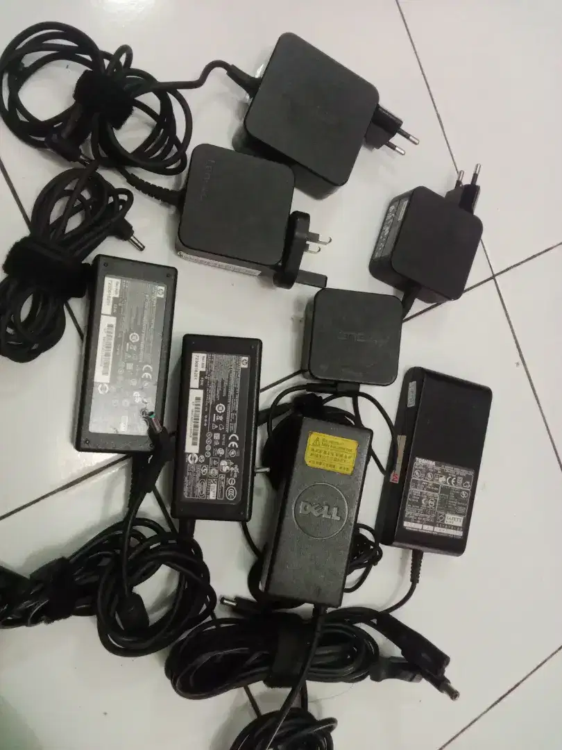 Berbagai adaptor laptop