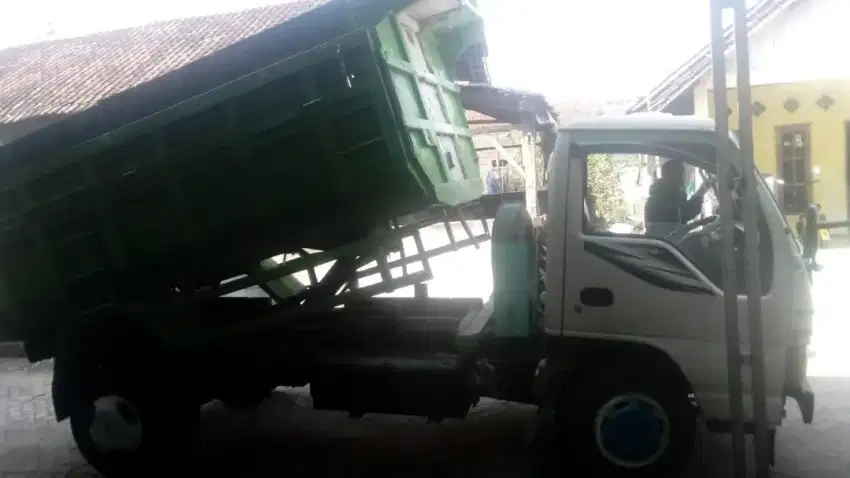 TRUK DUMP ELF MACAN 2011