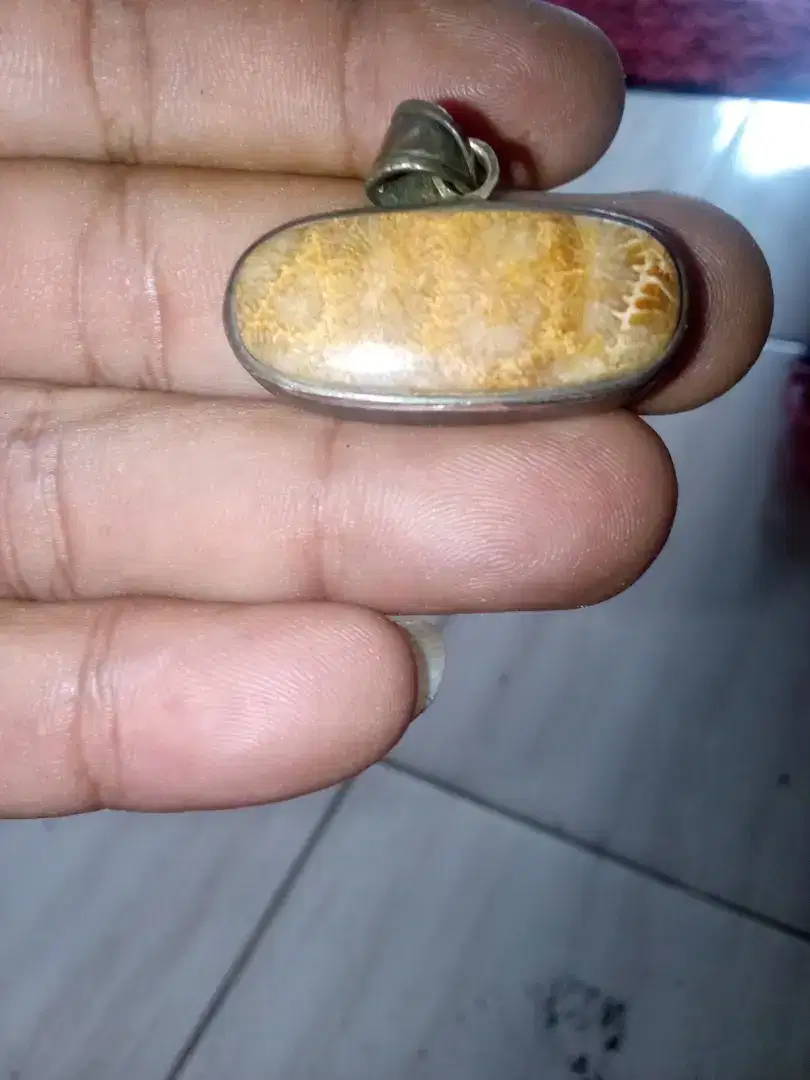 Liontin batu asli