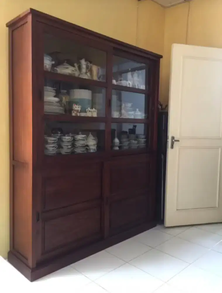 Lemari pajangan kayu jati