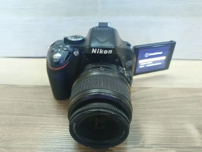 Kamera DSLR Nikon D5200 Layar Flip
