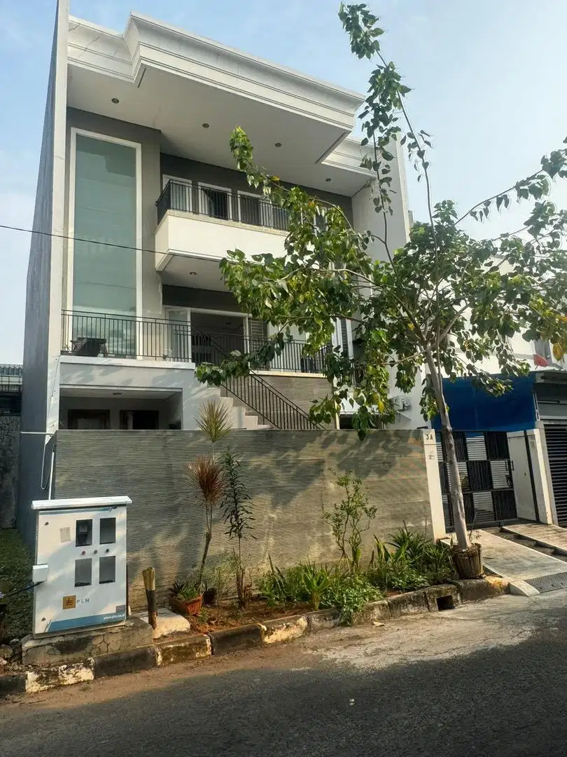 Rumah mewah 3 lantai di grisenda harga termurah