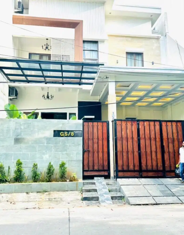 Di Jual Rumah  Mewah 2 Lantai posisi