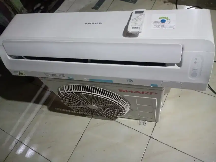 AC Sharp 1/2 PK like new ,pakaian baru 5 bulan Gress original pabrik