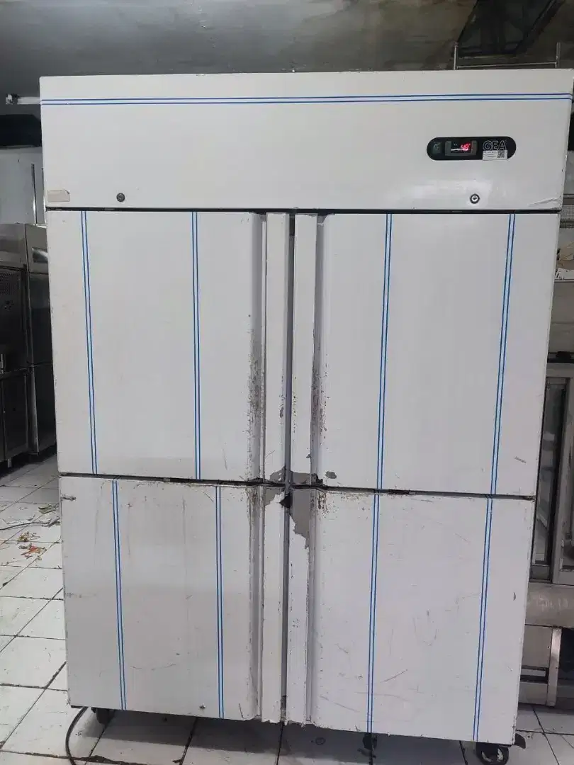 Upright chiler 4 pintu merk gea
