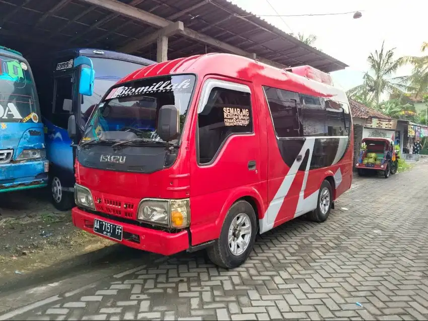 Isuzu elf tahun 2015