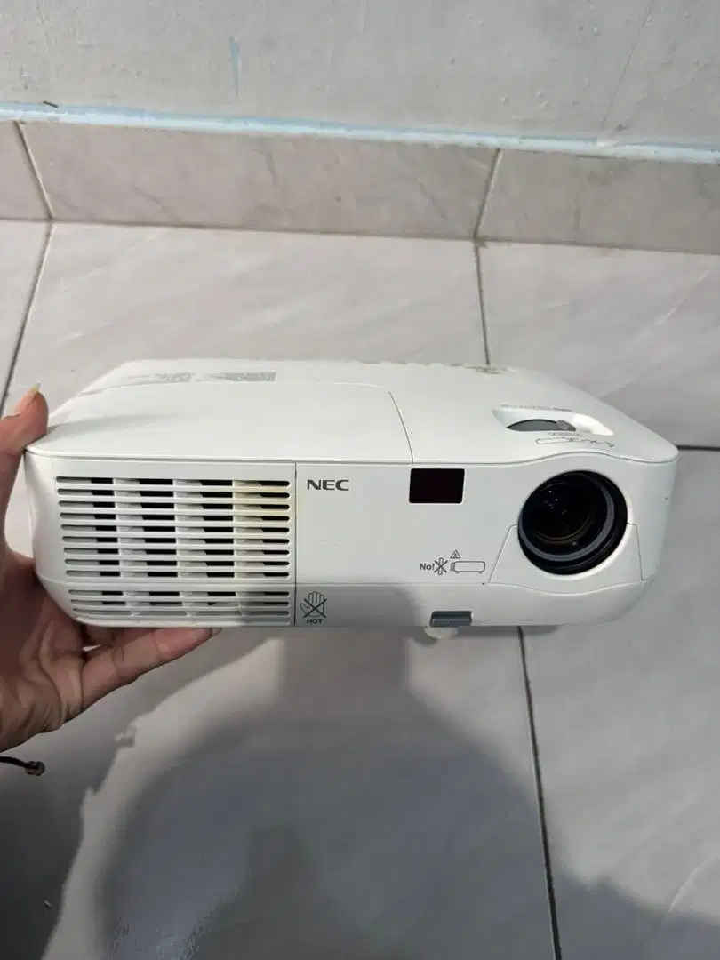 Proyektor nec np115
