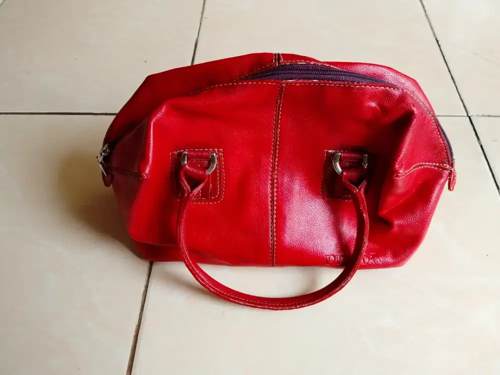 Tas warna red kondisi bekas pakai bahan kulit