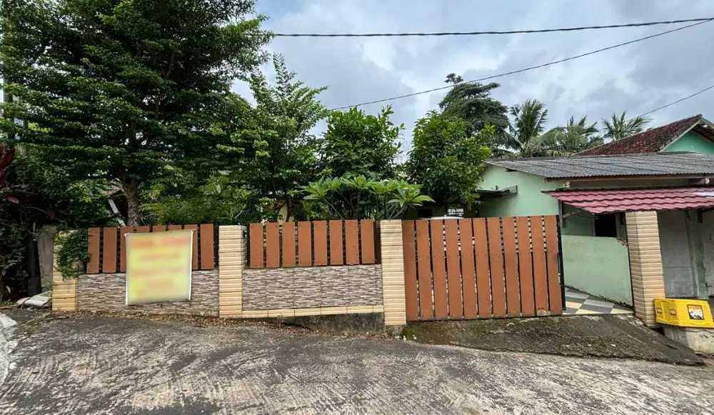 di jual 2 rumah langsung ada bedeng dan ada kolam renang nya