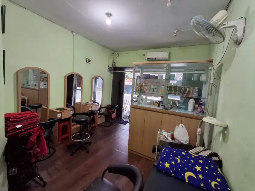 Di over salon beserta isinya tinggal jalan