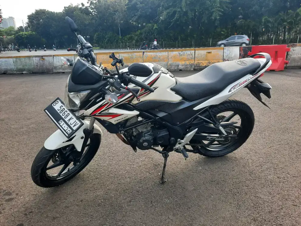 Motor CB 150 R Streetfire 2014 Masih Mulus