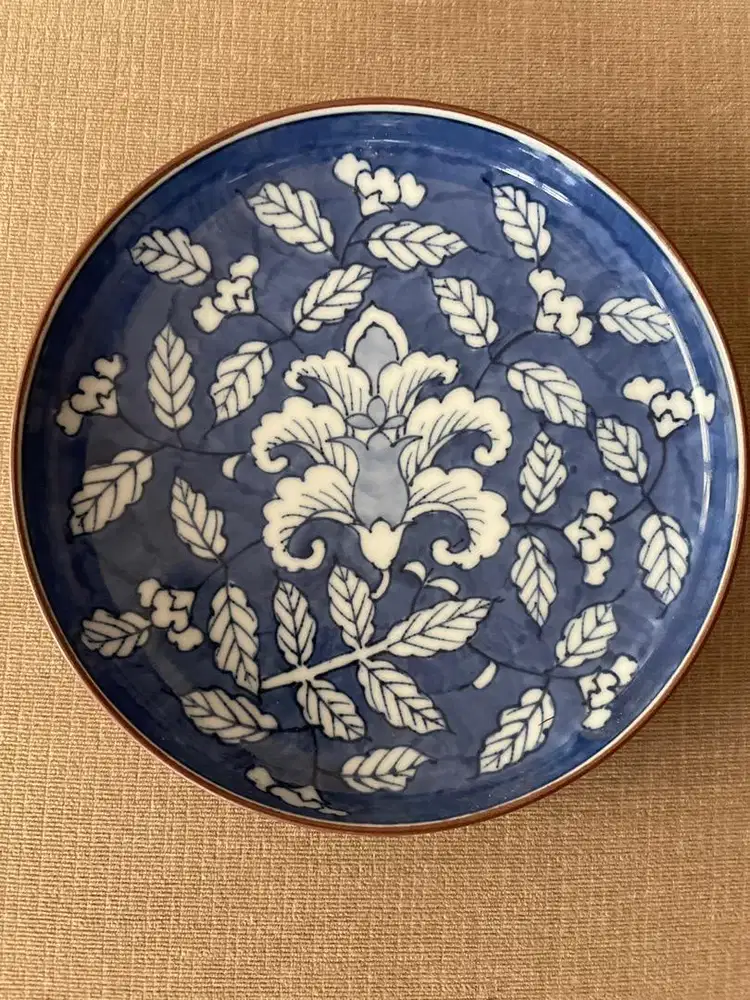 Piring hias biru Jepang