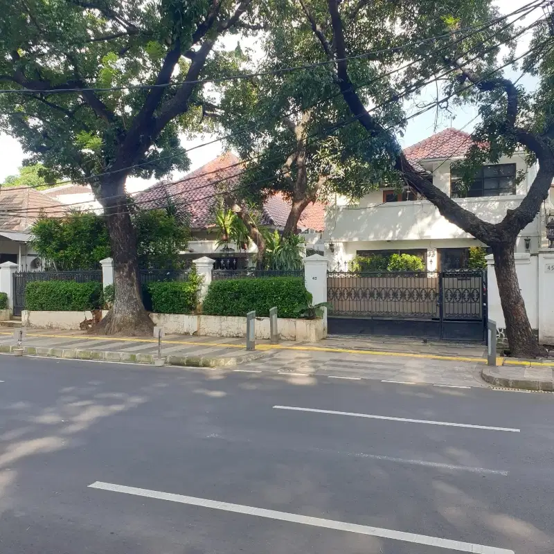 Rumah Lama Asri 2 Lantai Di Jl Yusuf Adiwinata Menteng Jakarta Pusat
