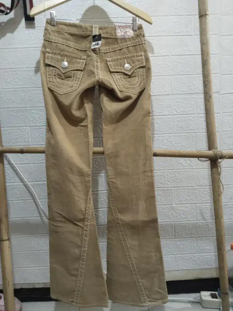 JEANS CALDORE IMPORT ORIGINAL MERK  TRUE RELIGIION  SIZE 27  KREM USA