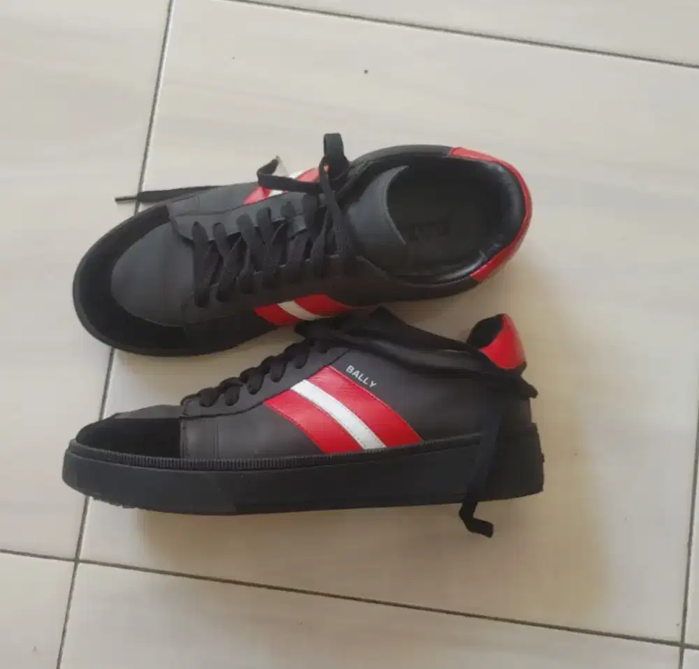 Sepatu sneaker pria bally