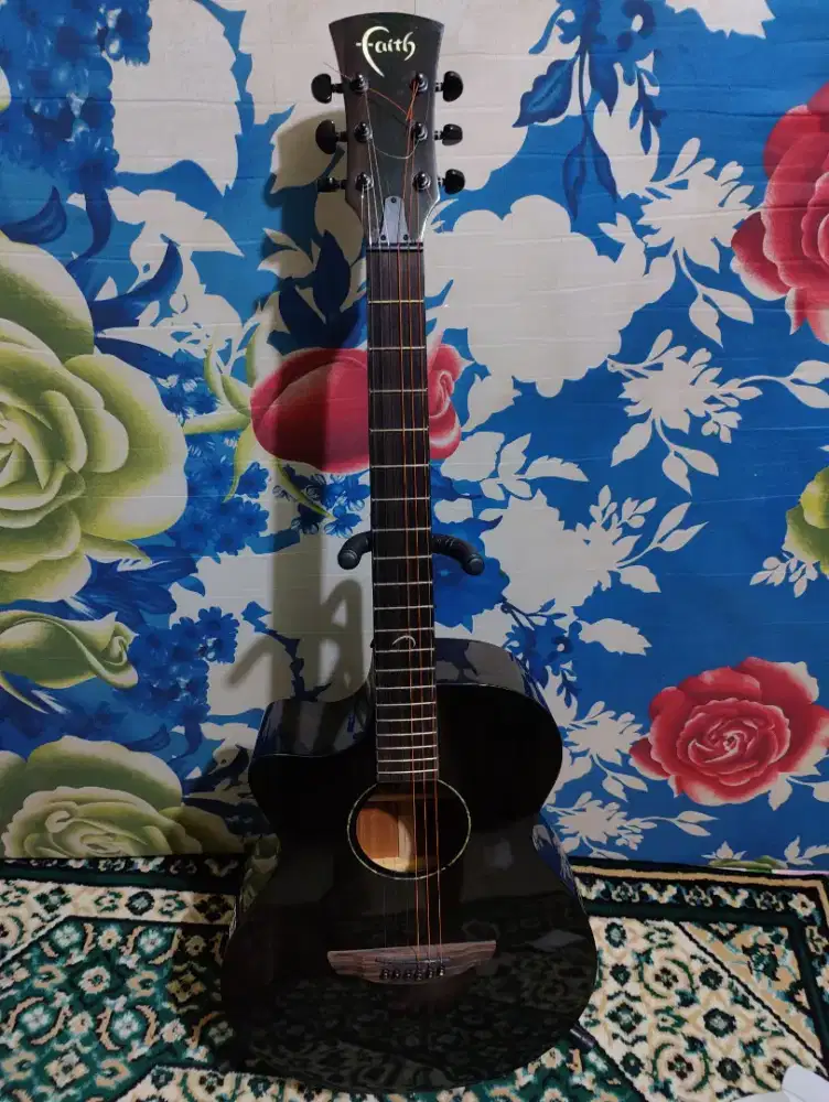 Gitar akustik faith Lefthand (kiri)