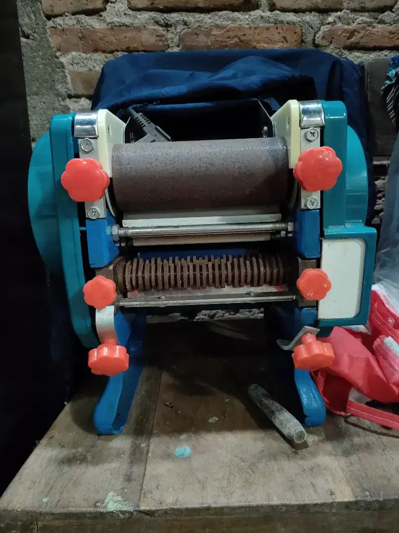 Mesin untuk membuat mie