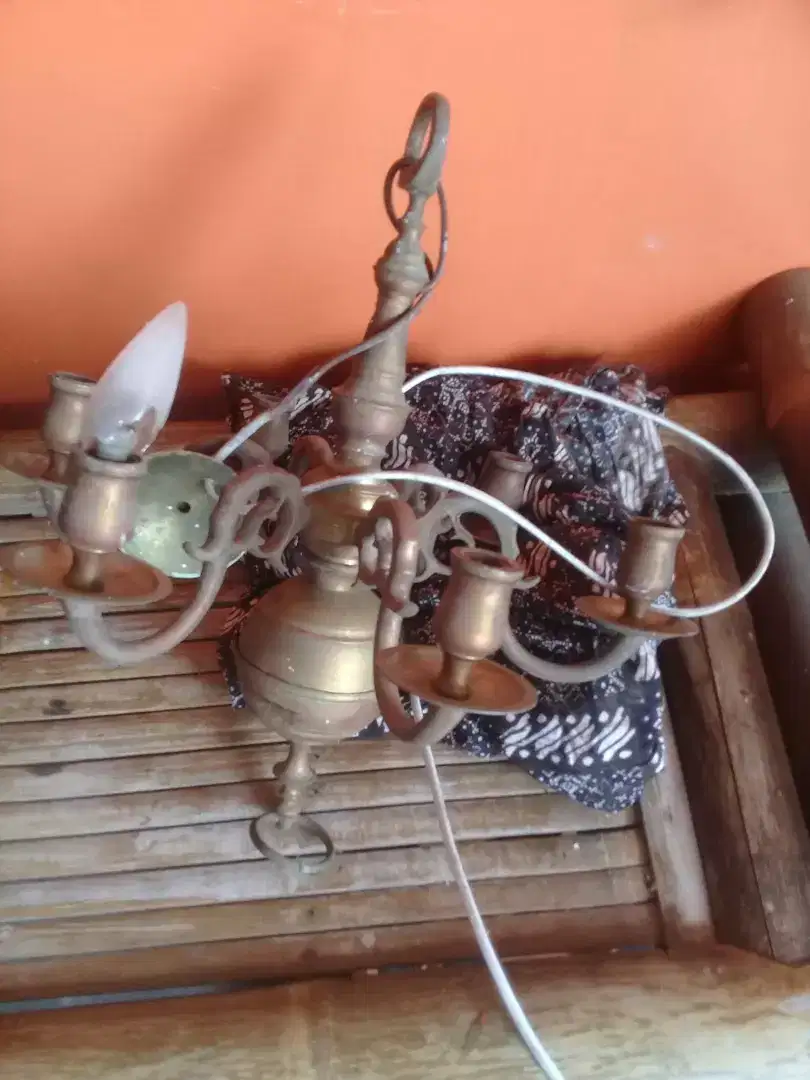 Lampu gantung kuningan kaki 6