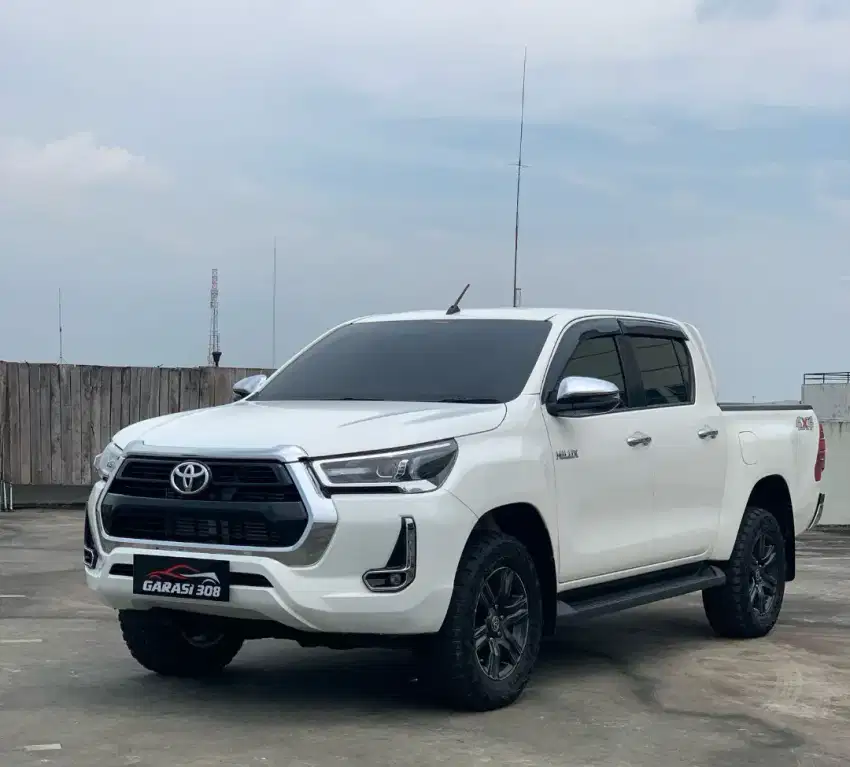 Toyota Hilux  D Cab 2.4 V 4x4 Automatic  Tahun 2022 KM 30 rb
