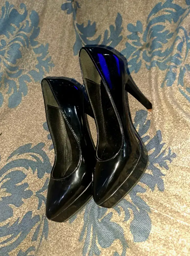 Highheels mewah wanita masih sangat bagus tapak merah