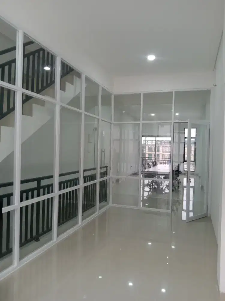 Partisi amlumunium kaca