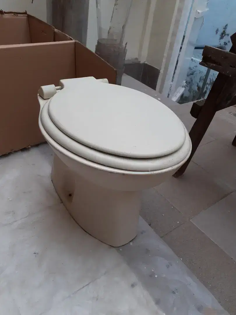 Kloset WC Duduk American Standard warna Beige