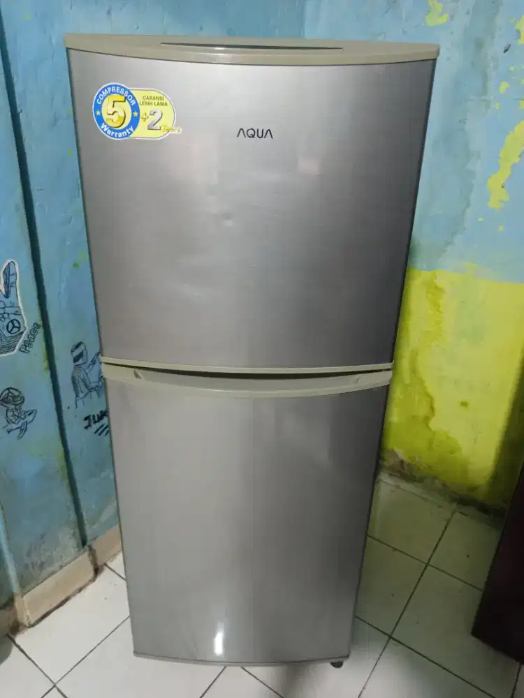 Kulkas 2 pintu merek AQUA