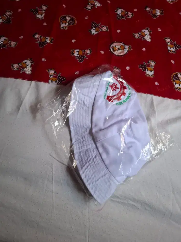 Topi kupluk putih