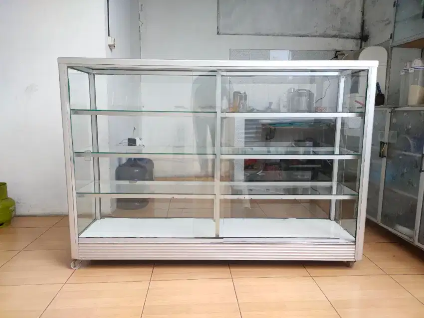 Etalase bekas seperti baru ukuran 1.5meter