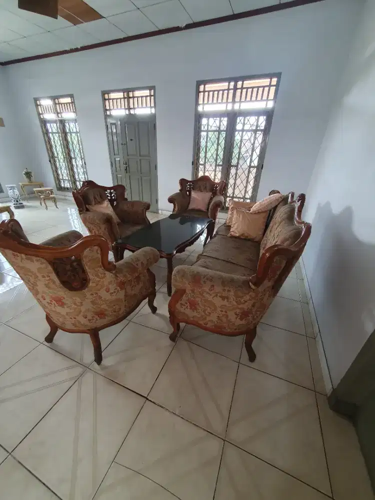 Satu set sofa kayu jati