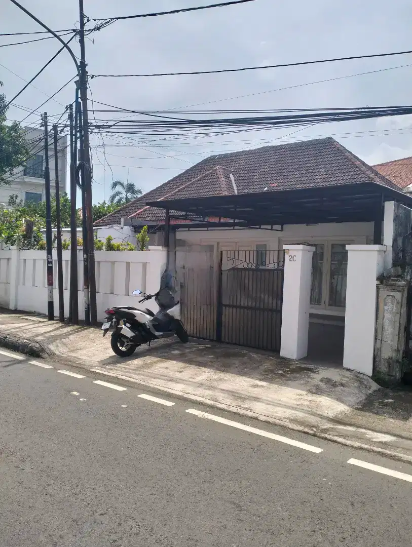 Disewakan rumah cocok untuk kantor lokasi dekat jalan cik ditiro