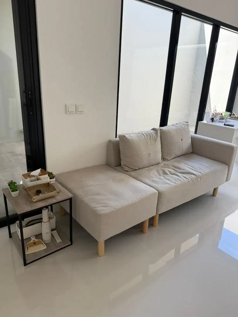 Sofa L aestetic jarang dipakai, free Coffe table aestetic