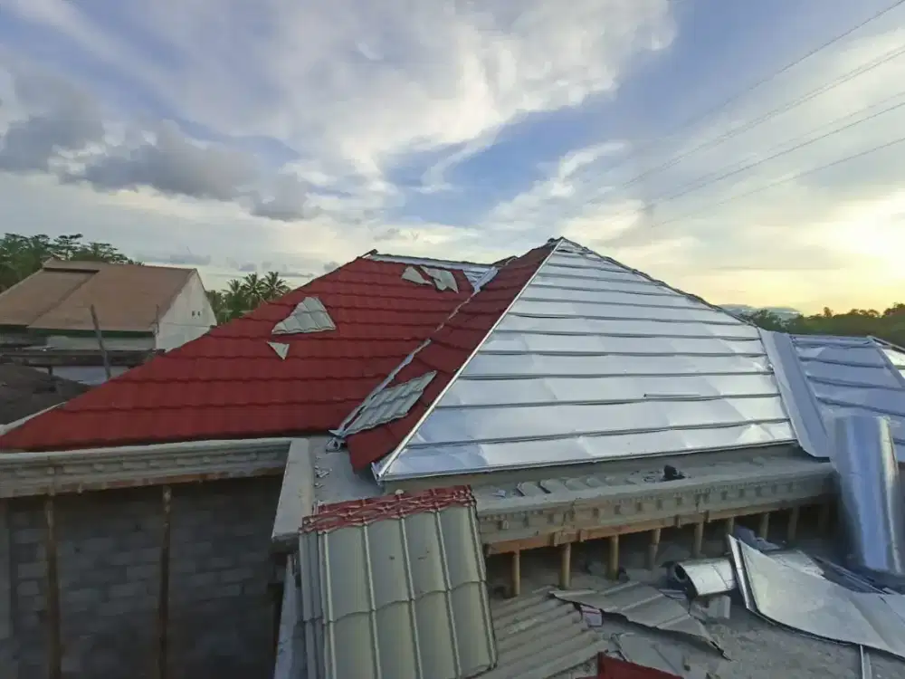 Pemasangan atap rumah dari bajarigan