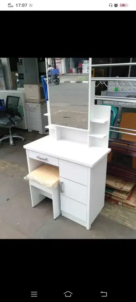 Meja rias kaca geser