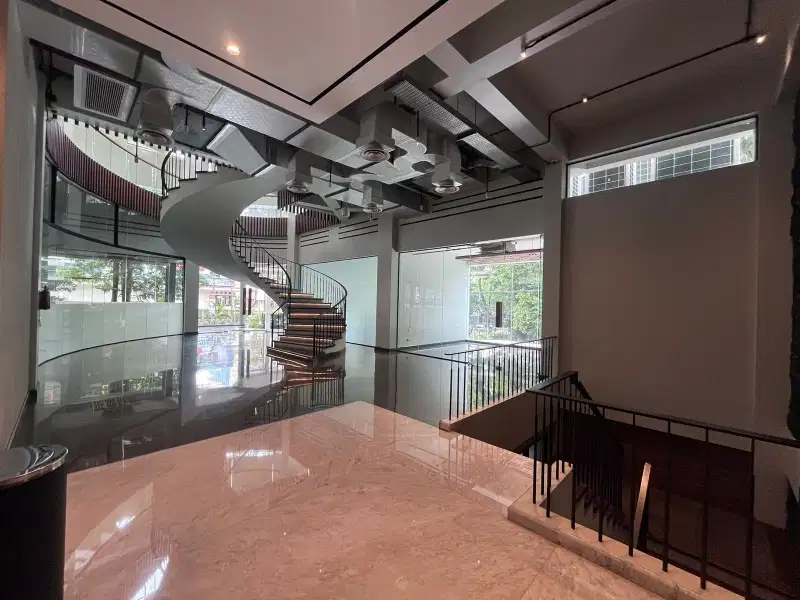 Disewakan Gedung Kantor 6 Lantai  area Strategis Dharmawangsa