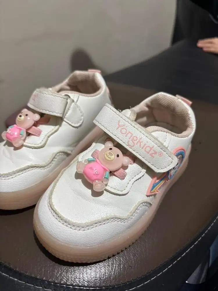 Sepatu anak perempuan