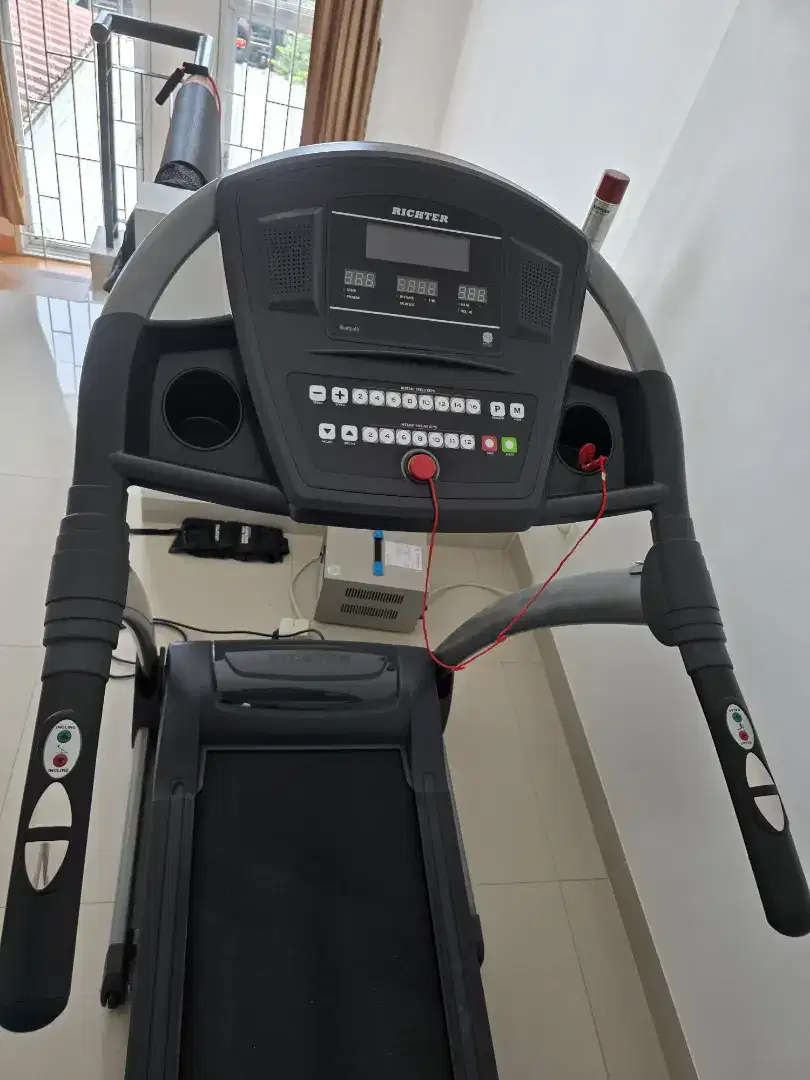 Dijual treadmill merk Richter (tipe liat di foto)