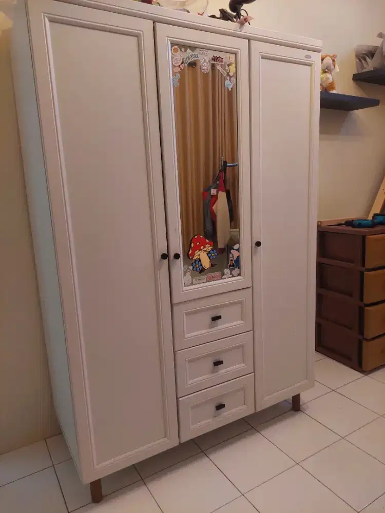 Lemari pakaian 3 pintu