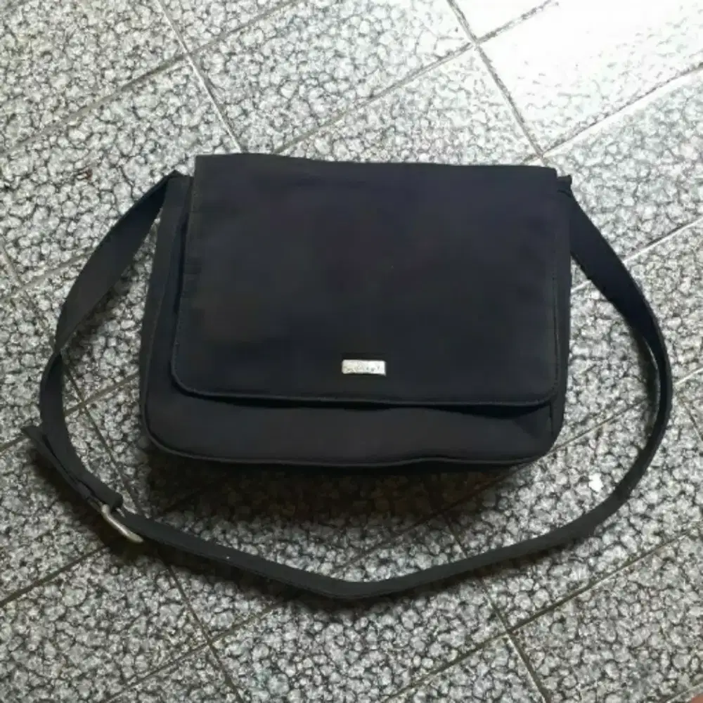 Tas hitam cantik