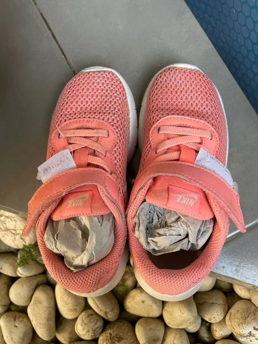 sepatu anak cewe  nike