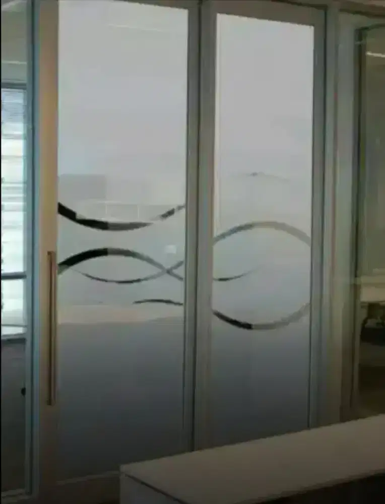 Pasang stiker sanblas dan kaca film mudah dalam perawatan