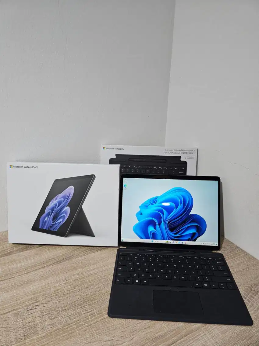 Microsoft Surface Pro 9 i5 Intel 12th Gen 8GB 256GB + Keyboard