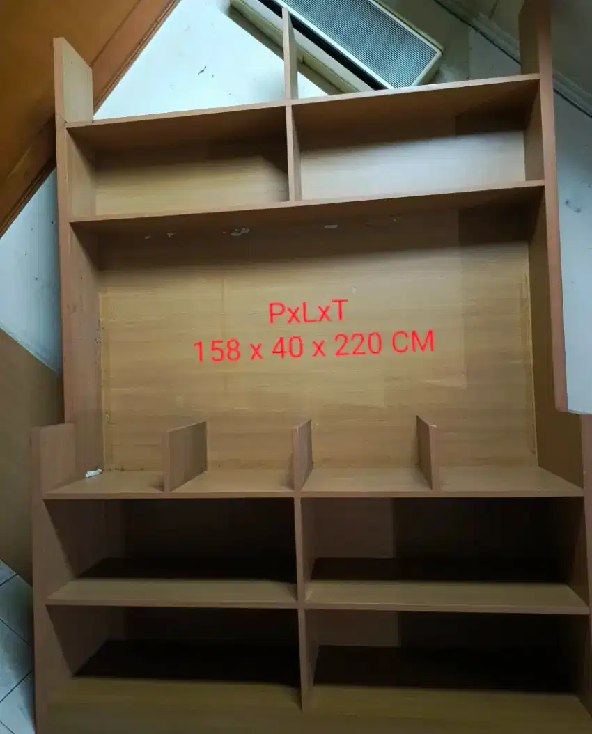 Rak kayu untuk interior