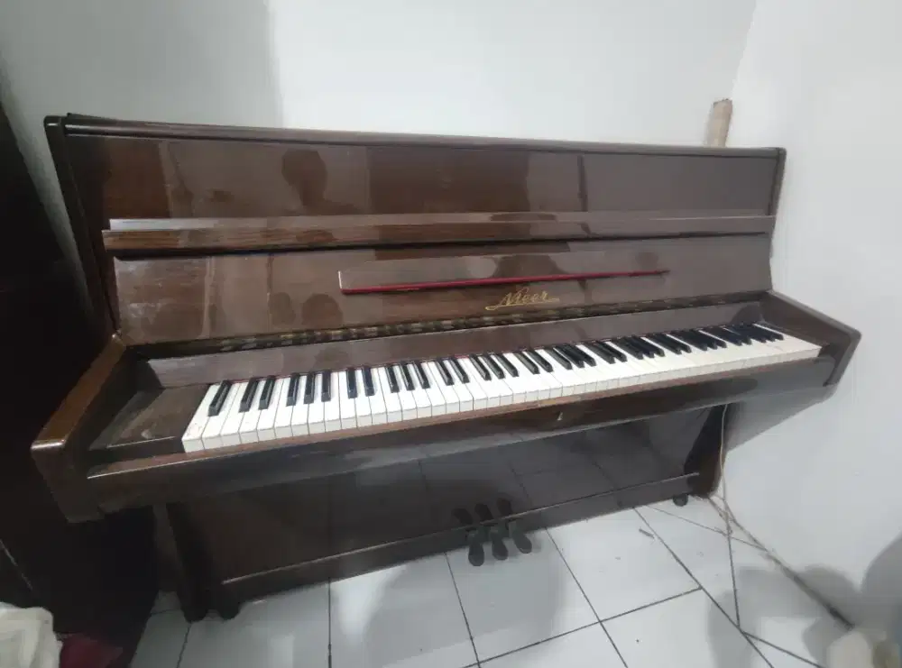 Piano nier akustik second milik pribadi