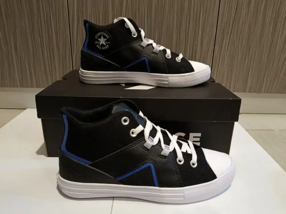 sepatu Converse original BNIB unisex