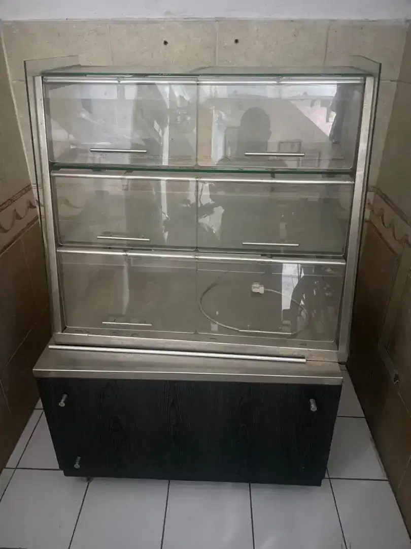 Etalase toko roti kue