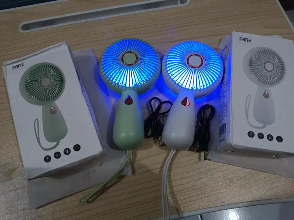 30rb BARU- Dijual Murah Kipas Angin Mini Fan Genggam Cute Portable+Led